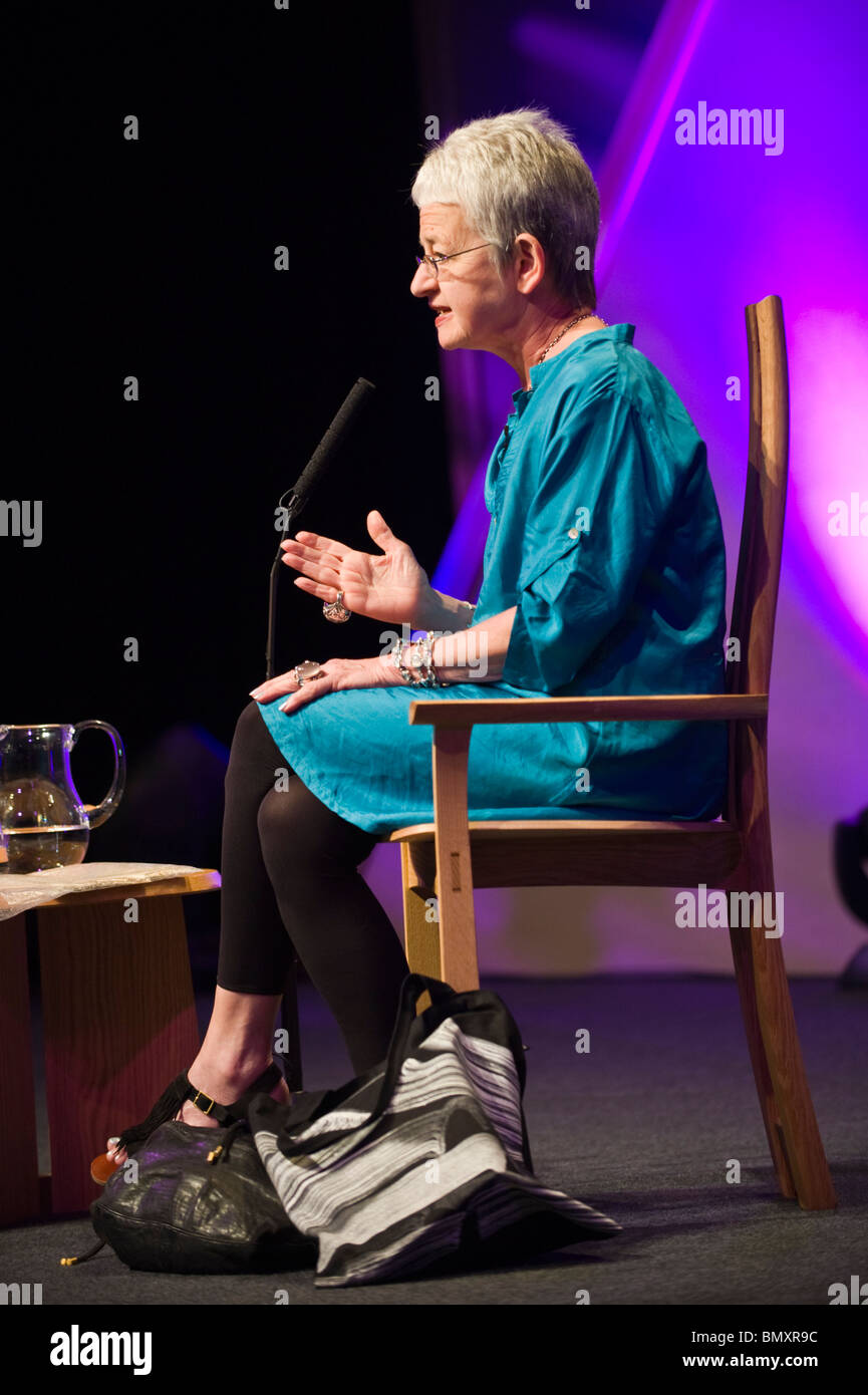 Jacqueline Wilson pour l'auteur décrit la parole sur scène à Hay Festival 2010 Hay-on-Wye Powys Pays de Galles UK Banque D'Images