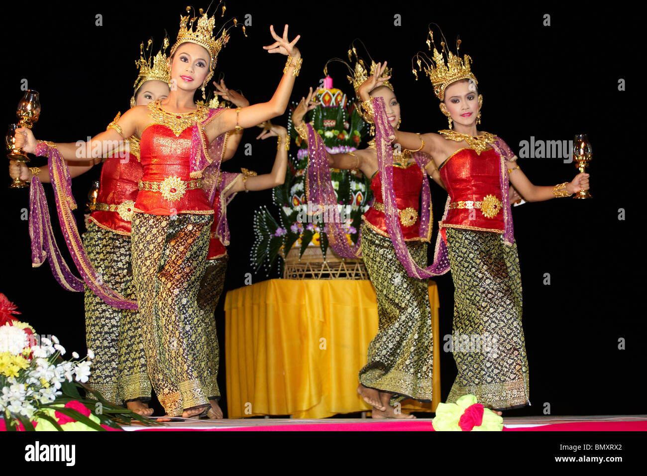 La Thaïlande pour danseurs en habits traditionnels sur la célébration de Loy Krathong Banque D'Images