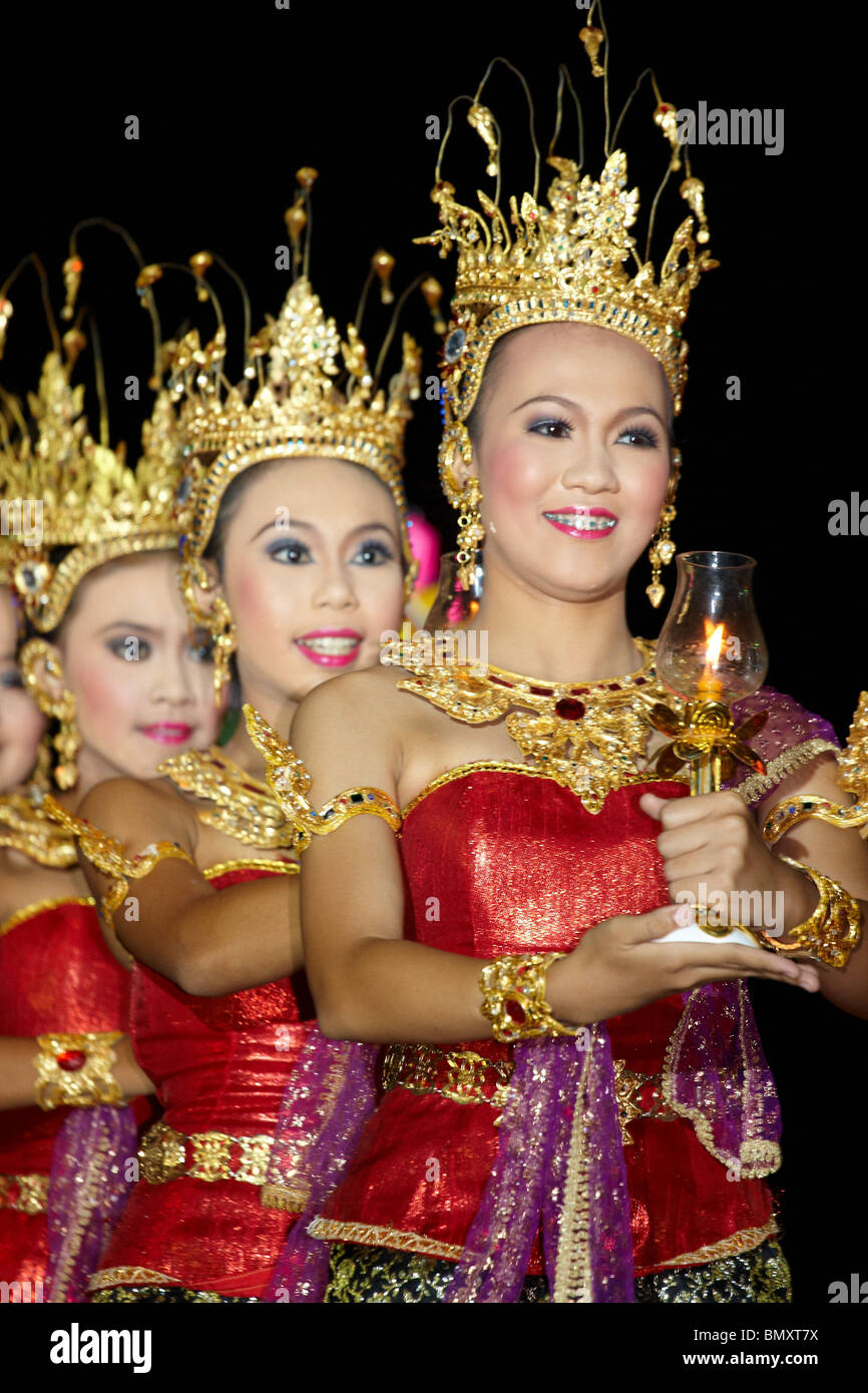 La Thaïlande pour danseurs en habits traditionnels sur la célébration de Loy Krathong Banque D'Images