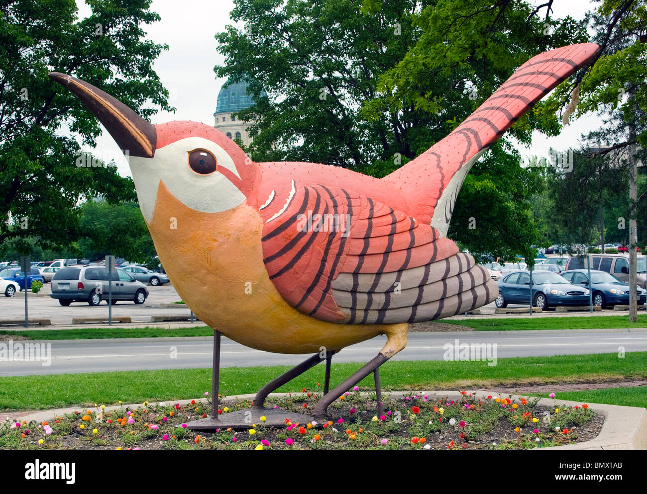 Une sculpture géante perchée fièrement à Topeka, Kansas, célébrant l'oiseau de l'État dans un style artistique fantaisiste en bord de route. Banque D'Images