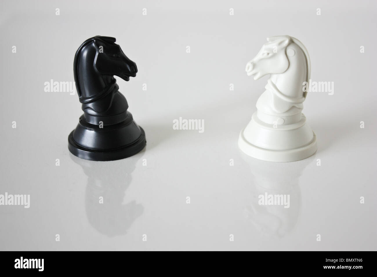 Pièce d'échecs noir blanc Banque D'Images