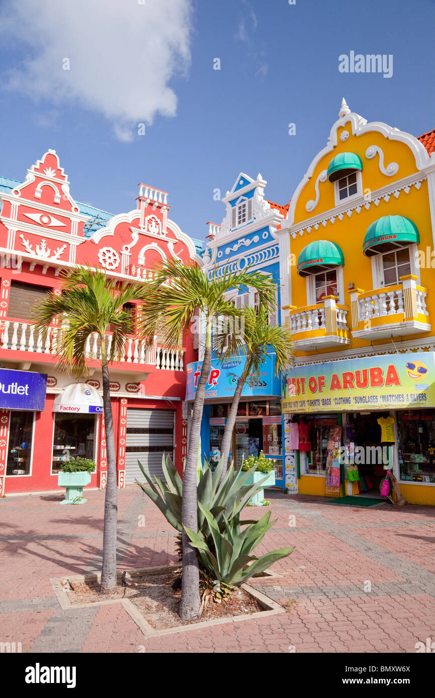 Les rues avec l'architecture néerlandaise à Oranjestad, Aruba, Antilles néerlandaises. Banque D'Images