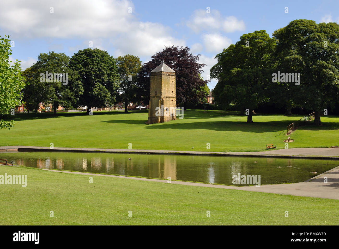 Ancienne pigeonry et lac, Abington, Northampton, Northamptonshire, England, UK Banque D'Images