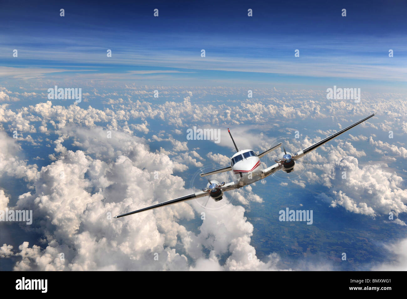 Vol d'un avion au-dessus des nuages Banque D'Images