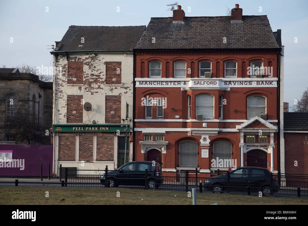 Salford Manchester & Savings Bank et Peel Park Inn à Salford, Manchester. Banque D'Images