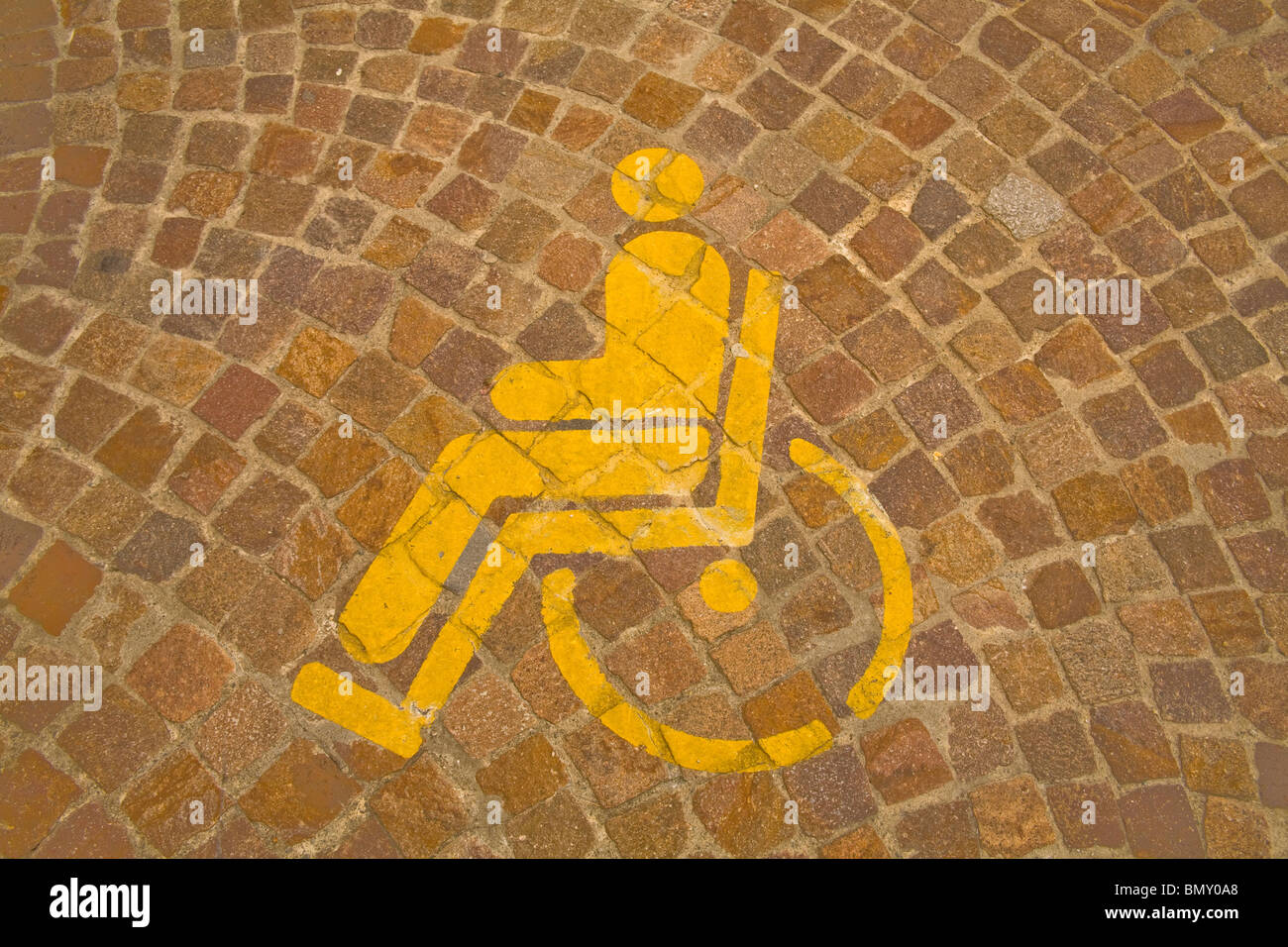 Le symbole jaune pour les opérations de chargement/déchargement. parking parking handicapés symbole sur le sol de la rue. Banque D'Images