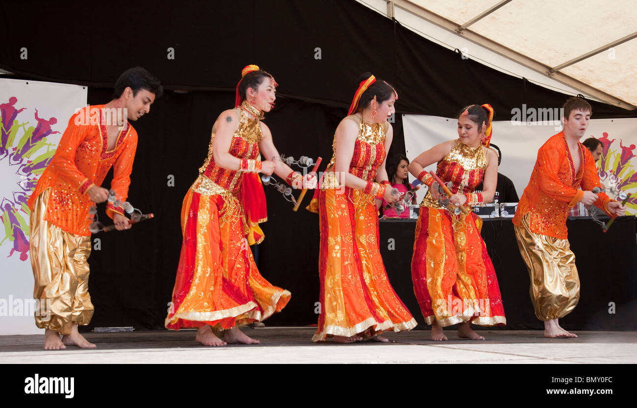 Cinq membres de l'Ecosse et multiethnique de style Bollywood, troupe de danse à Glasgow Bravehearts Desi Mela 2010 à Kevingrove Park Banque D'Images