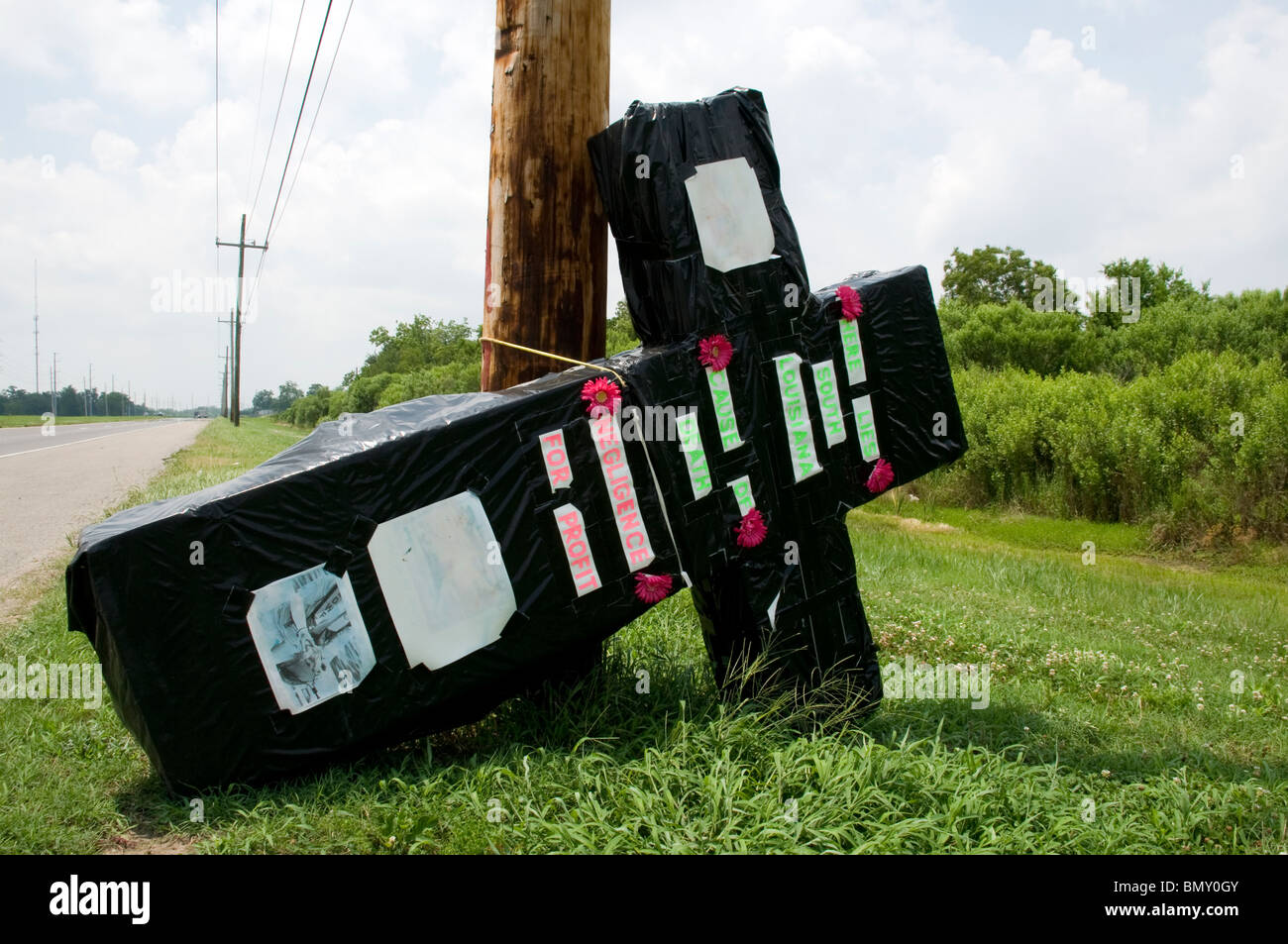 Crucifix géant symbolisant la Louisiane 'Cause de décès'sur l'autoroute 23 de quitter Venise, Louisiane au déversement de pétrole de BP 2010 Banque D'Images