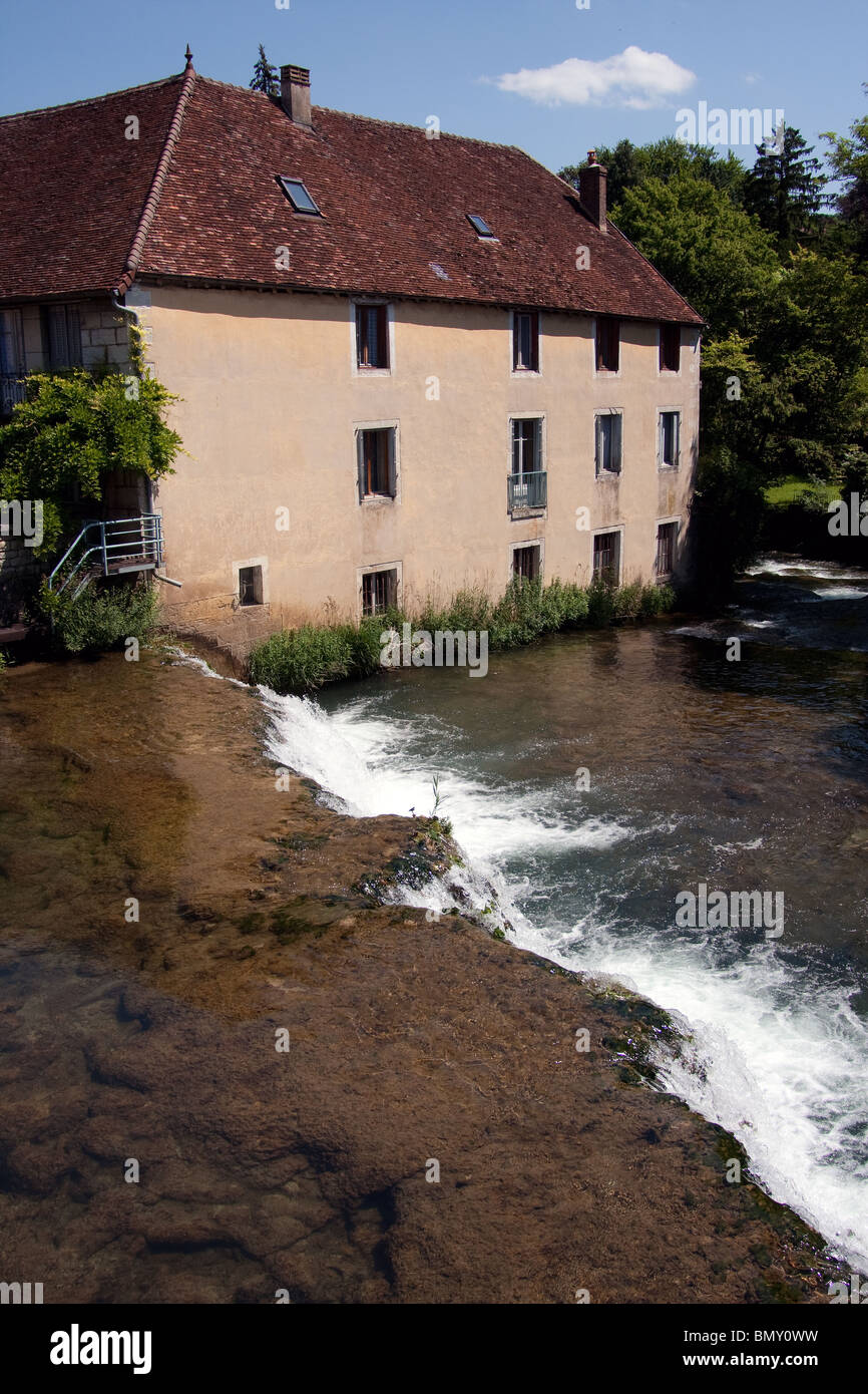 Maisons arbres rivière Weir courant rapide de pont de l'eau Banque D'Images