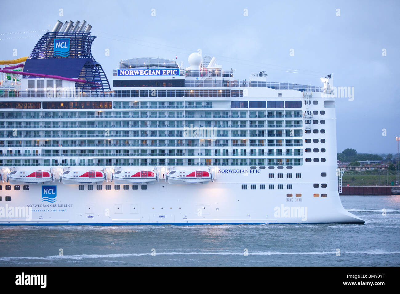 Stern, de la Norwegian Cruise Line (NCL) navire de croisière Norwegian Epic de mettre les voiles de Rotterdam à Southampton Banque D'Images