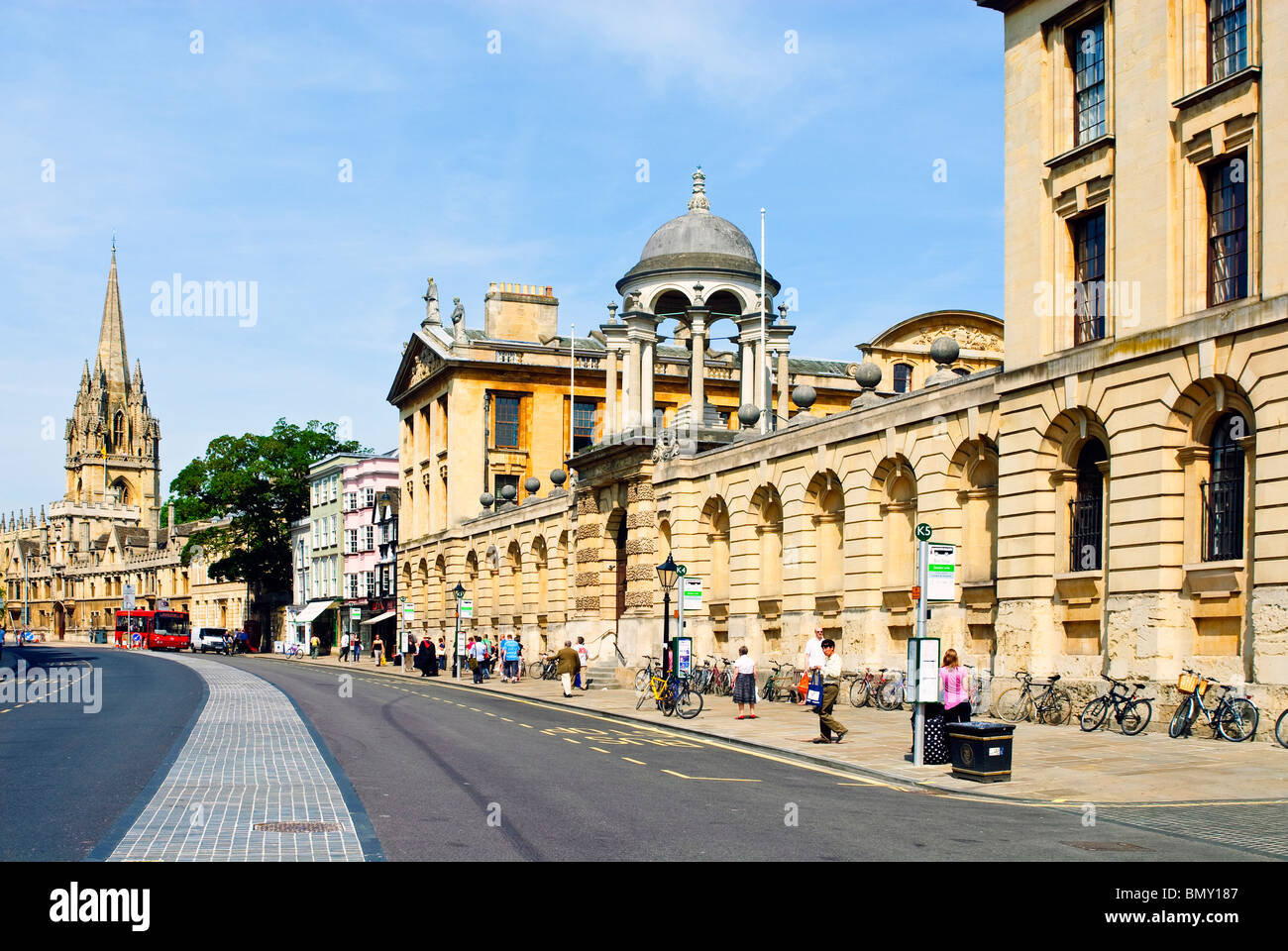 High Street, Oxford, Angleterre, montrant Queen's College et l'église de l'Université de St Mary Banque D'Images