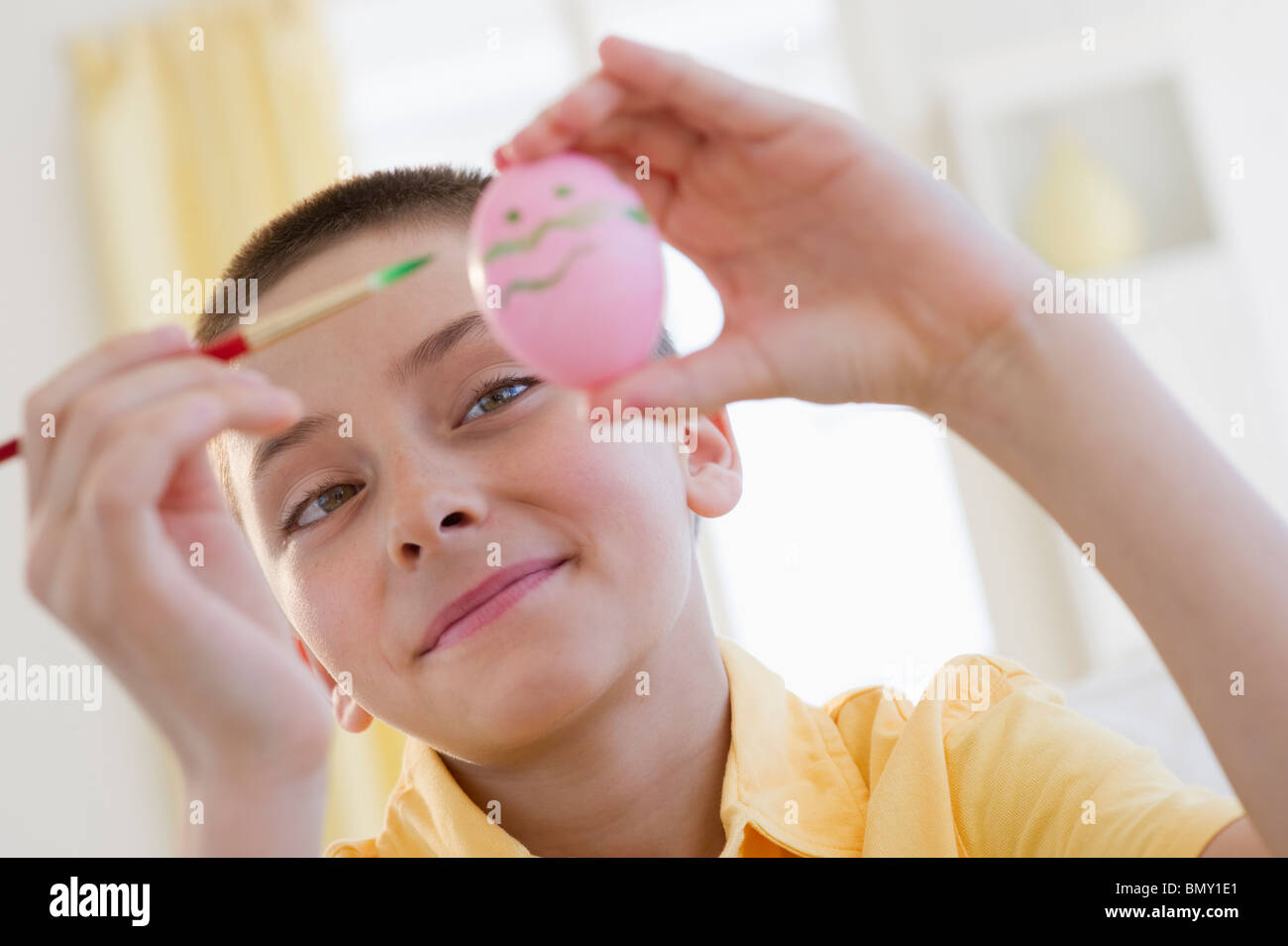Jeune garçon décorer un oeuf de Pâques Banque D'Images