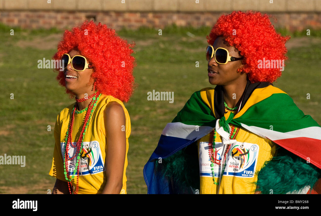 Les amateurs de football d'Afrique du Sud les partisans de bienvenue de partout dans le monde pour la Coupe du Monde de football FIFA 2010 en Nelson Mandela Bay Banque D'Images