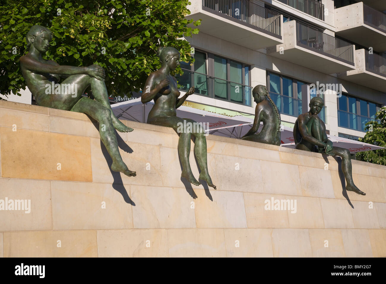 Statues Sunbather par Spree, Berlin, Allemagne Banque D'Images