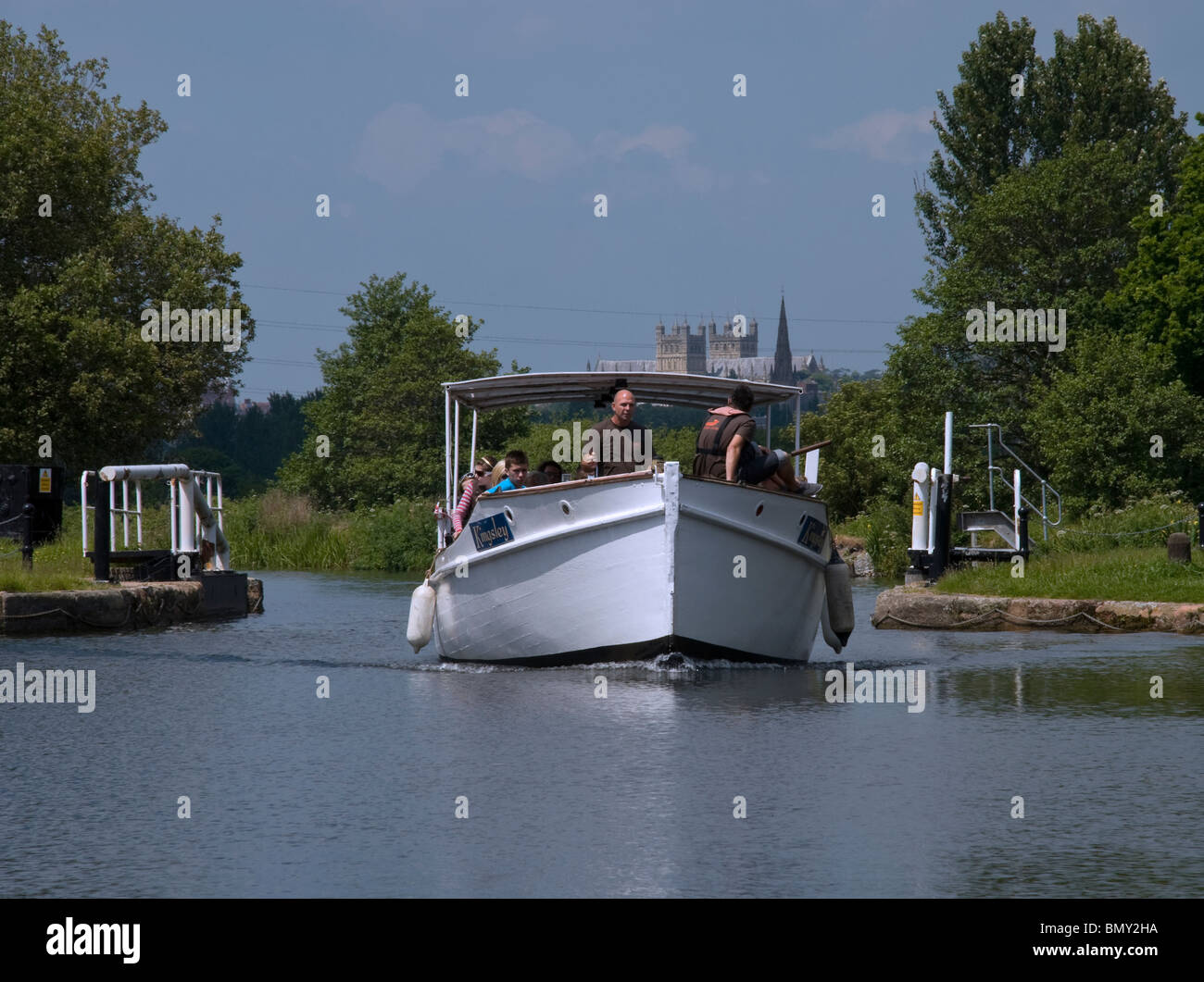 Voyage en bateau sur le kingsley le long du canal d'Exeter au pub avec doubles écluses cathédrale d'Exeter dans la distance Banque D'Images