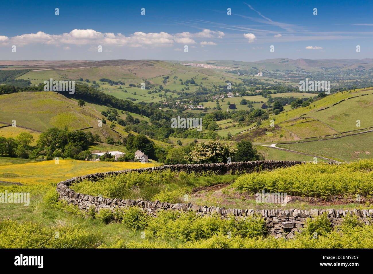 UK, Derbyshire, Peak District, Hathersage, Mitchell Field, l'espoir vallée au-delà du mur en pierre sèche Banque D'Images