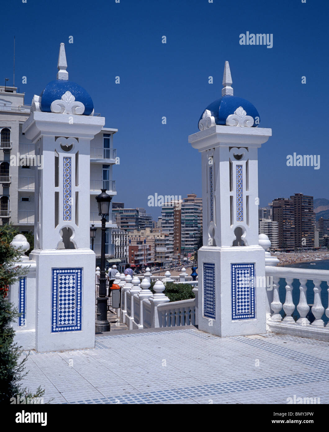 Entrée de plage de la Plaza Castillo, province de Valence, Benidorm, Espagne, Europe de l'Ouest. Banque D'Images