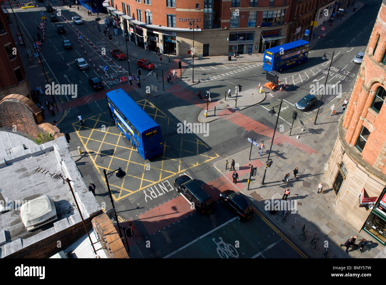 Le centre-ville de Manchester tiré du haut d'un parking à la recherche vers le bas sur la croisée des chemins le long de la route près de Oxford Palace Theatre Banque D'Images