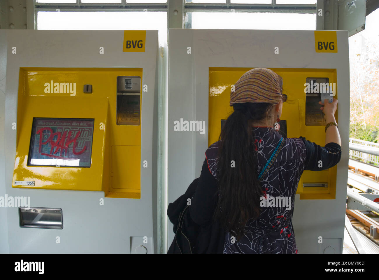 Personne d'essayer d'utiliser une carte de crédit Visa pour acheter des billets de transport U-bahn kreuzberg Berlin ouest Allemagne Europe Banque D'Images