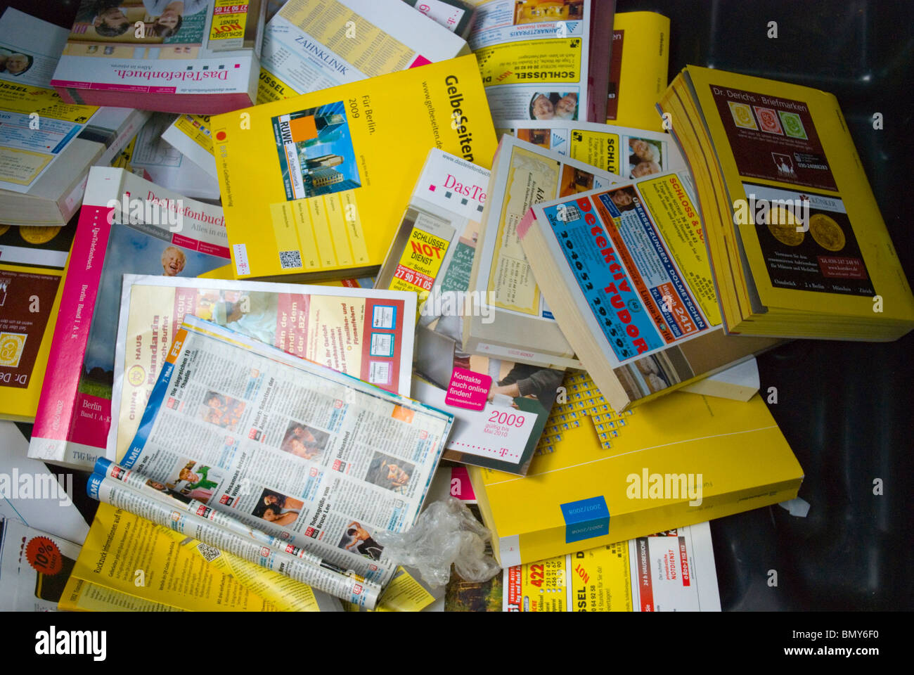 Yellow Pages de l'annuaire téléphonique de livres à l'ouest de Berlin Kreuzberg bac de recyclage Allemagne Europe Banque D'Images