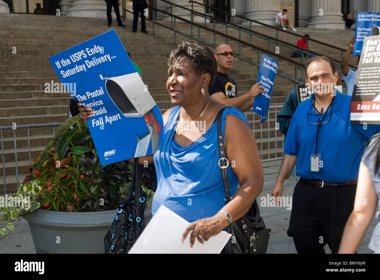 Postiers rassemblement devant l'James Farley Bureau de poste de New York demandant la poursuite du service de livraison le samedi Banque D'Images