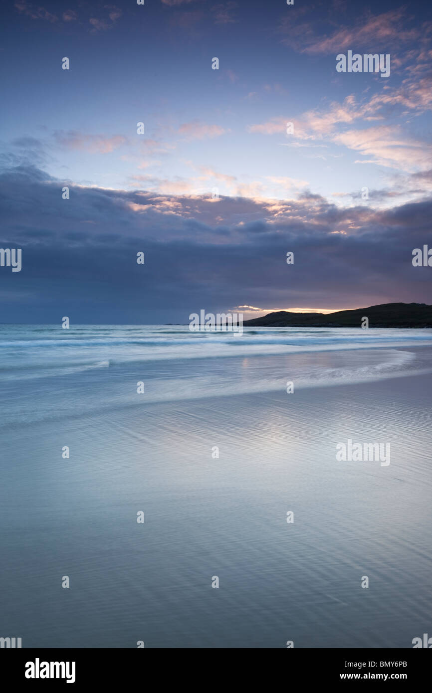 Scène de plage pacifique- vagues se brisant sur une plage irlandaise dans l'ouest de l'Irlande. Banque D'Images