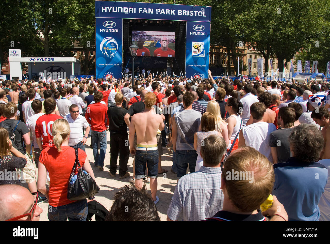 Regarder la foule Angleterre jouant dans la Coupe du Monde 2010, Bristol, Royaume-Uni Banque D'Images