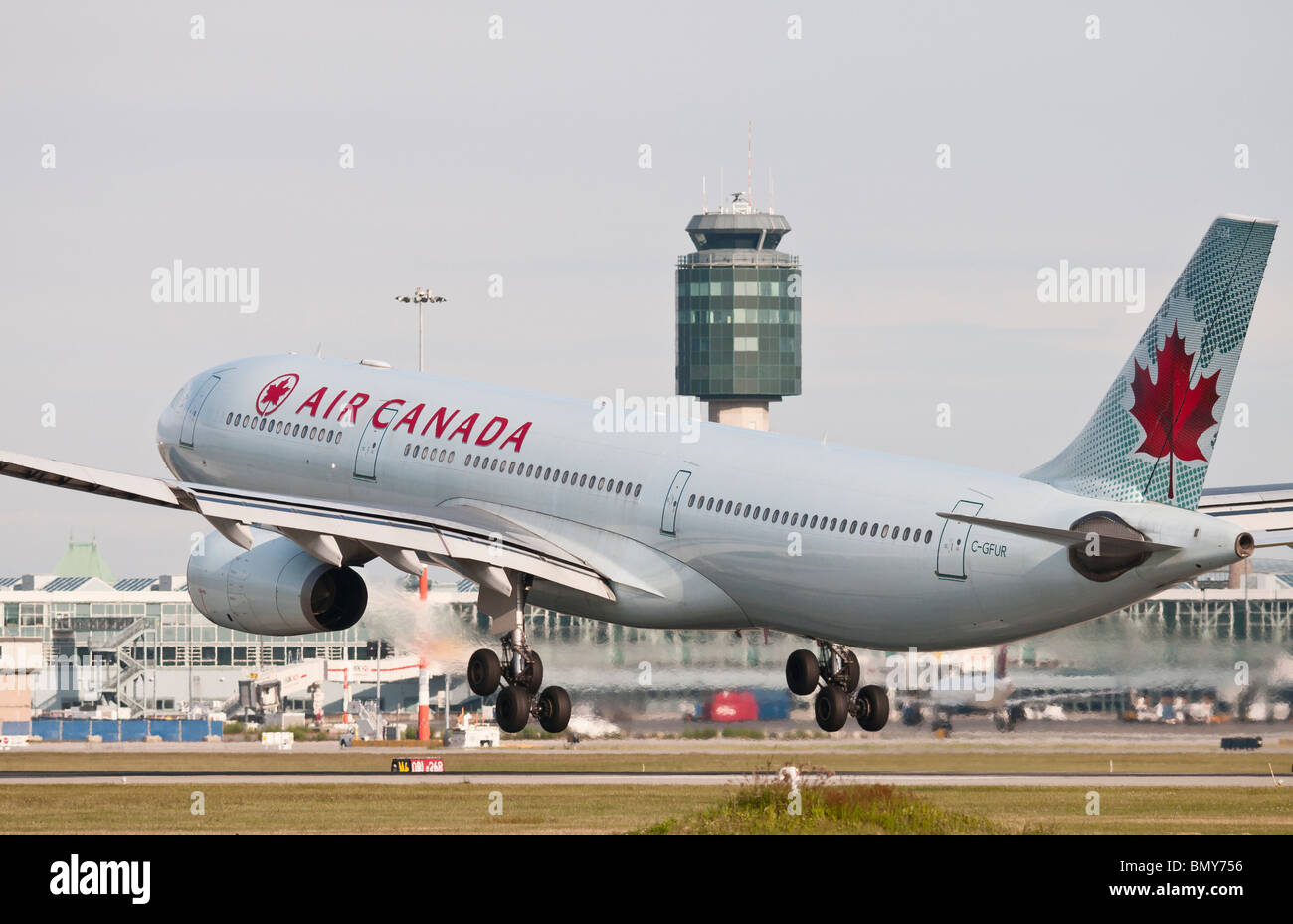 Un Airbus A330-300 d'Air Canada avion de ligne à l'atterrissage à l'Aéroport International de Vancouver (YVR). Banque D'Images