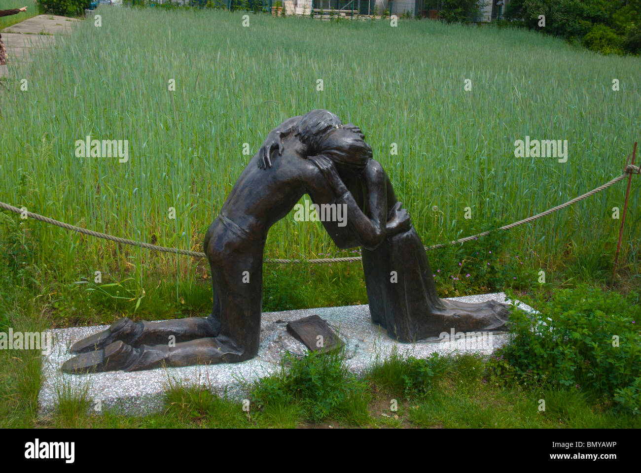 La réconciliation (Versöhnung) sculpture à la station de métro Nordbahnhof entre est et ouest vieux Mitte Berlin Allemagne Europe Banque D'Images