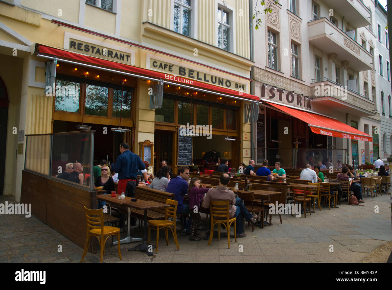 Restaurant Café bar terrasse extérieur de Kollwitzplatz Prenzlauer Berg Berlin Allemagne Europe de l'Est Banque D'Images