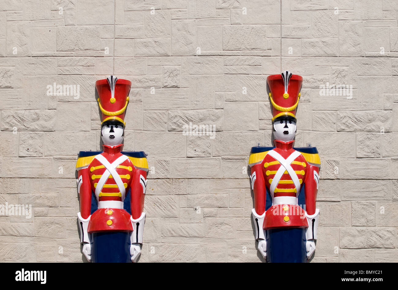 Deux modèles toy soldier contre un mur. Banque D'Images
