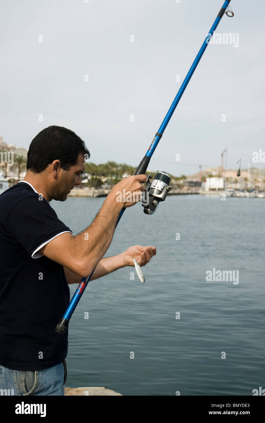 Pêcheur dans le port de la ville de Cartagena Murcia Région Espagne Banque D'Images