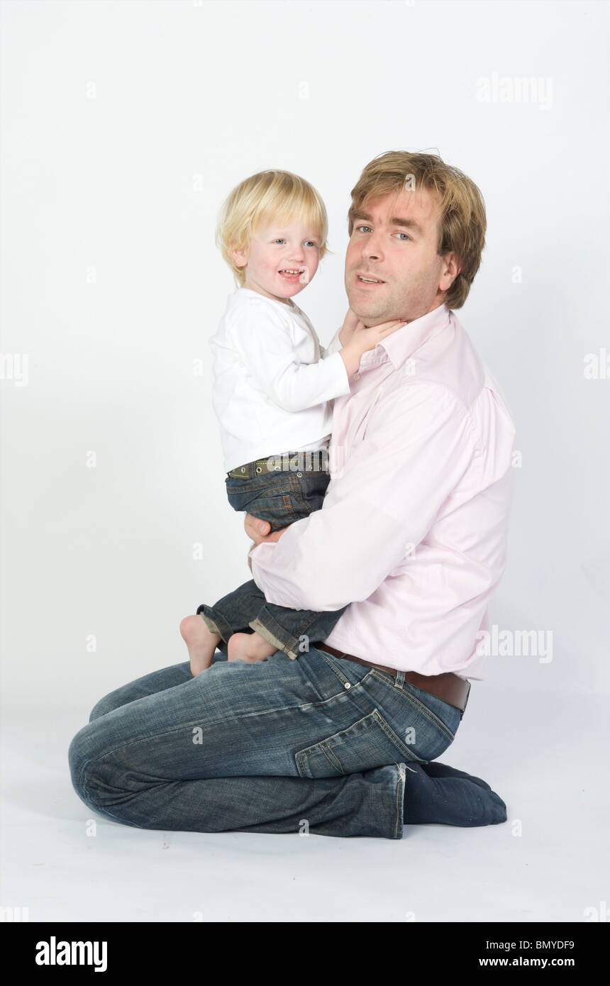 2-3 ans 3-4 ans affection âge blonde bleu garçon caucasien enfant soins câlins câlins enfants néerlandais ethniques ethni émotion cuddly Banque D'Images