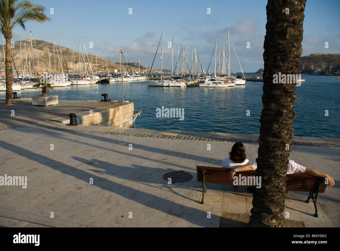 Paseo maritimo y Muelle deportivo CIUDAD CARTAGENA région Murcia España Marina et le port de la ville de Cartagena Murcia Région Espagne Banque D'Images