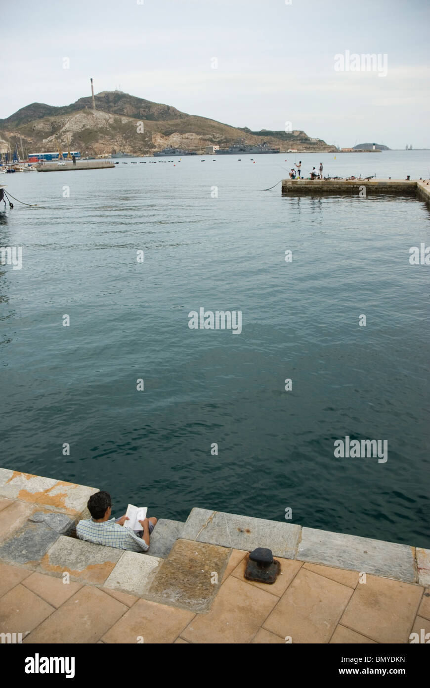 Paseo maritimo y Muelle deportivo CIUDAD CARTAGENA région Murcia España Marina et le port de la ville de Cartagena Murcia Région Espagne Banque D'Images