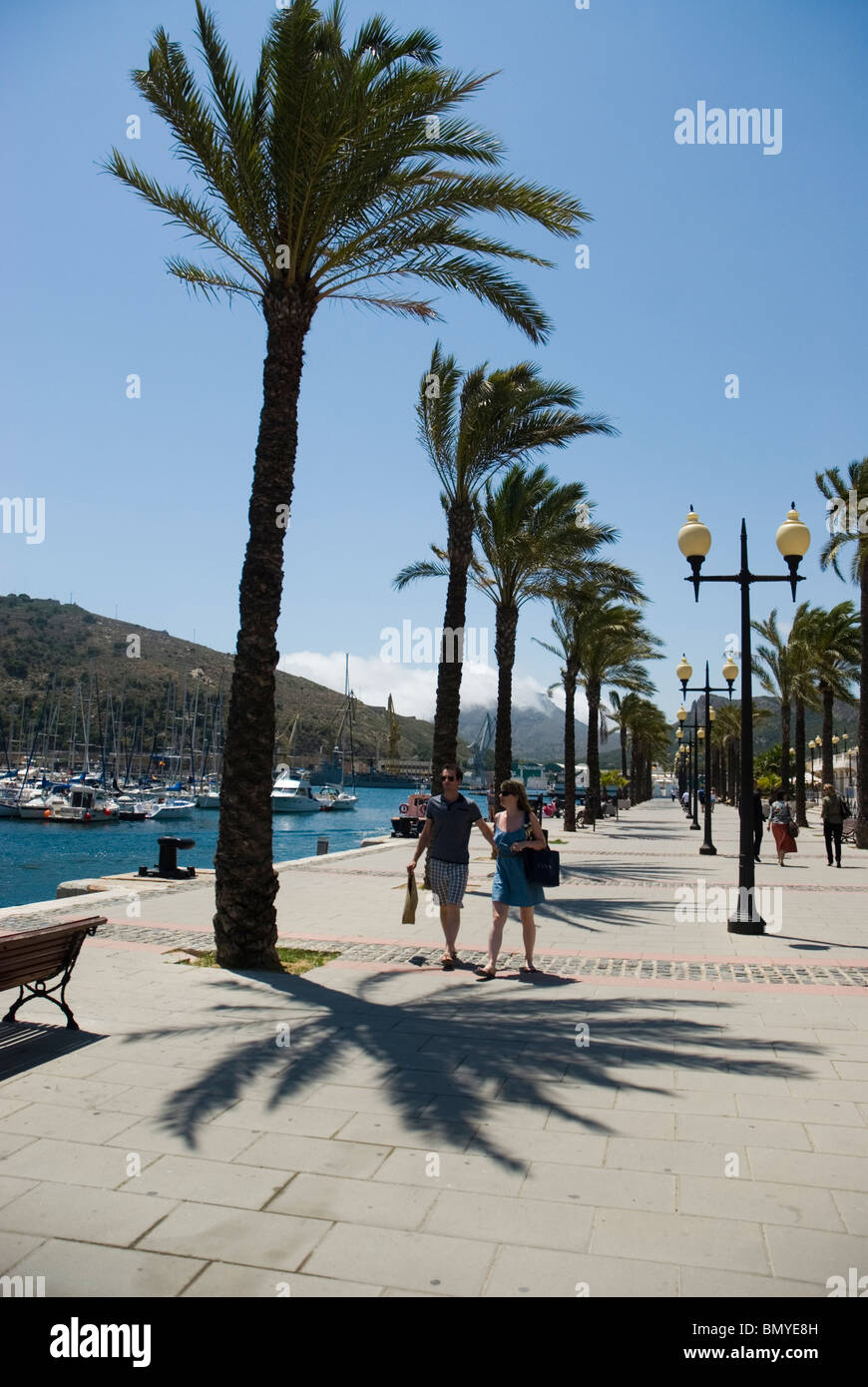 Paseo maritimo y Muelle deportivo CIUDAD CARTAGENA région Murcia España Marina et le port de la ville de Cartagena Murcia Région Espagne Banque D'Images