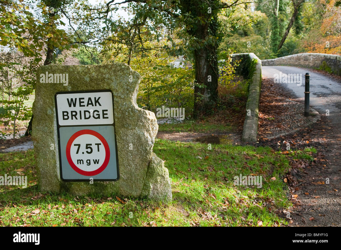 Faible pont signe à Respryn, Cornwall Banque D'Images