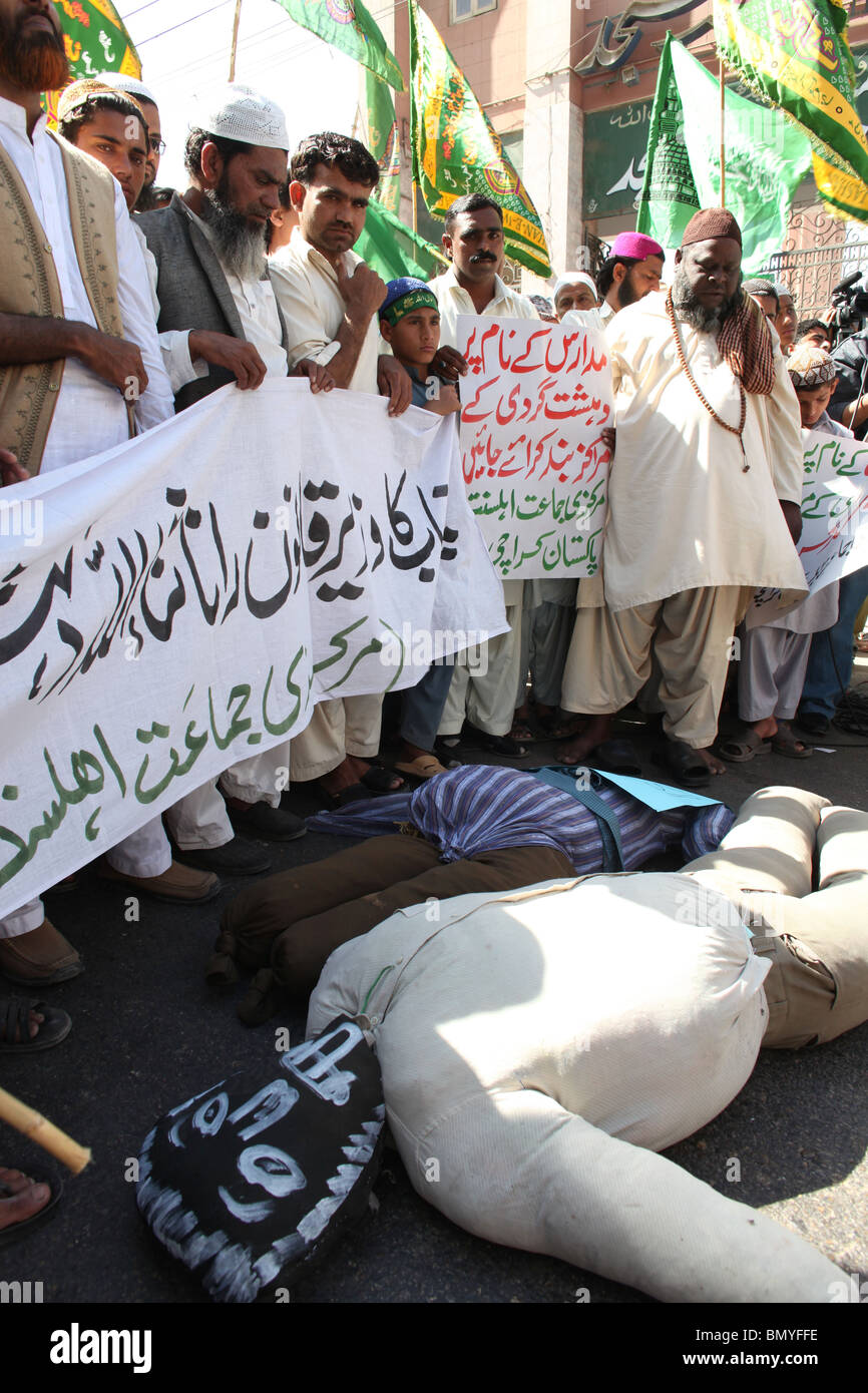 Suni musulmans démontrant à Karachi contre shi-ites, Américains et les attaques des talibans. Banque D'Images