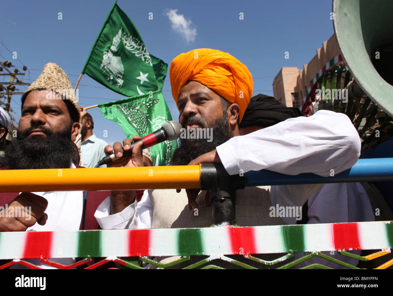 Suni musulmans démontrant à Karachi contre shi-ites, Américains et les attaques des talibans. Banque D'Images