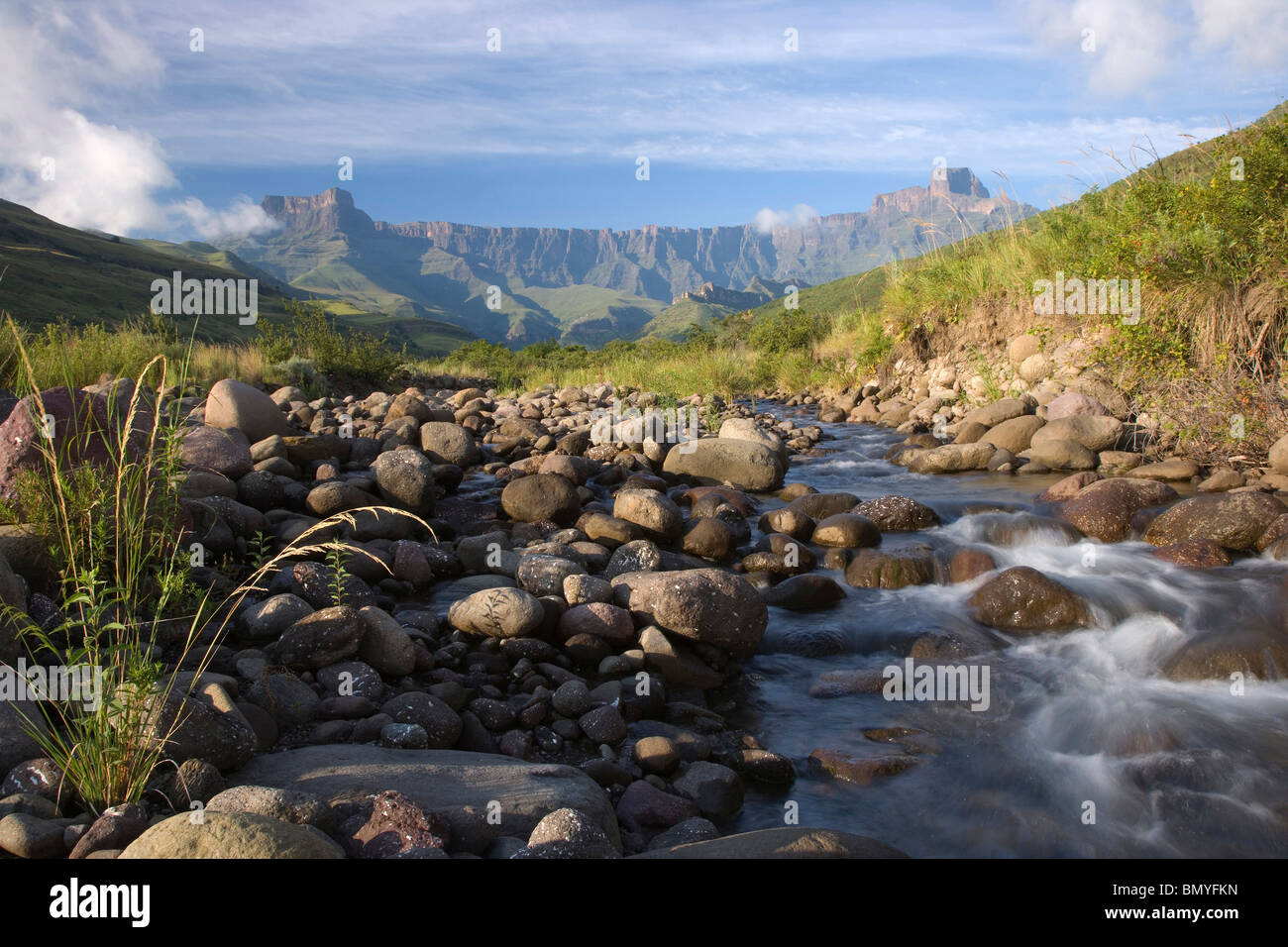 L'Amphithéâtre vu de la rivière Tugela. Parc national royal Natal. L'Afrique du Sud. Banque D'Images