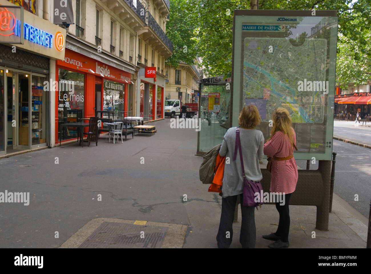 Les femmes à la carte au Boulevard de Sébastopol, le Halles centre de Paris France Europe Banque D'Images