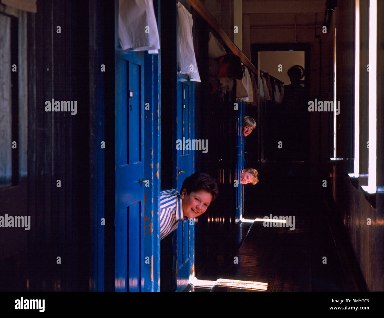 Radley College boys dans une pension ou "sociale" montrant les cabines de petite taille, ils dorment dans des années 1980. Banque D'Images