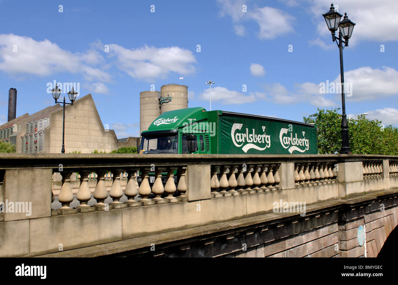Camion Carlsberg crossing bridge par brasserie Carlsberg, Northampton, Northamptonshire, England, UK Banque D'Images