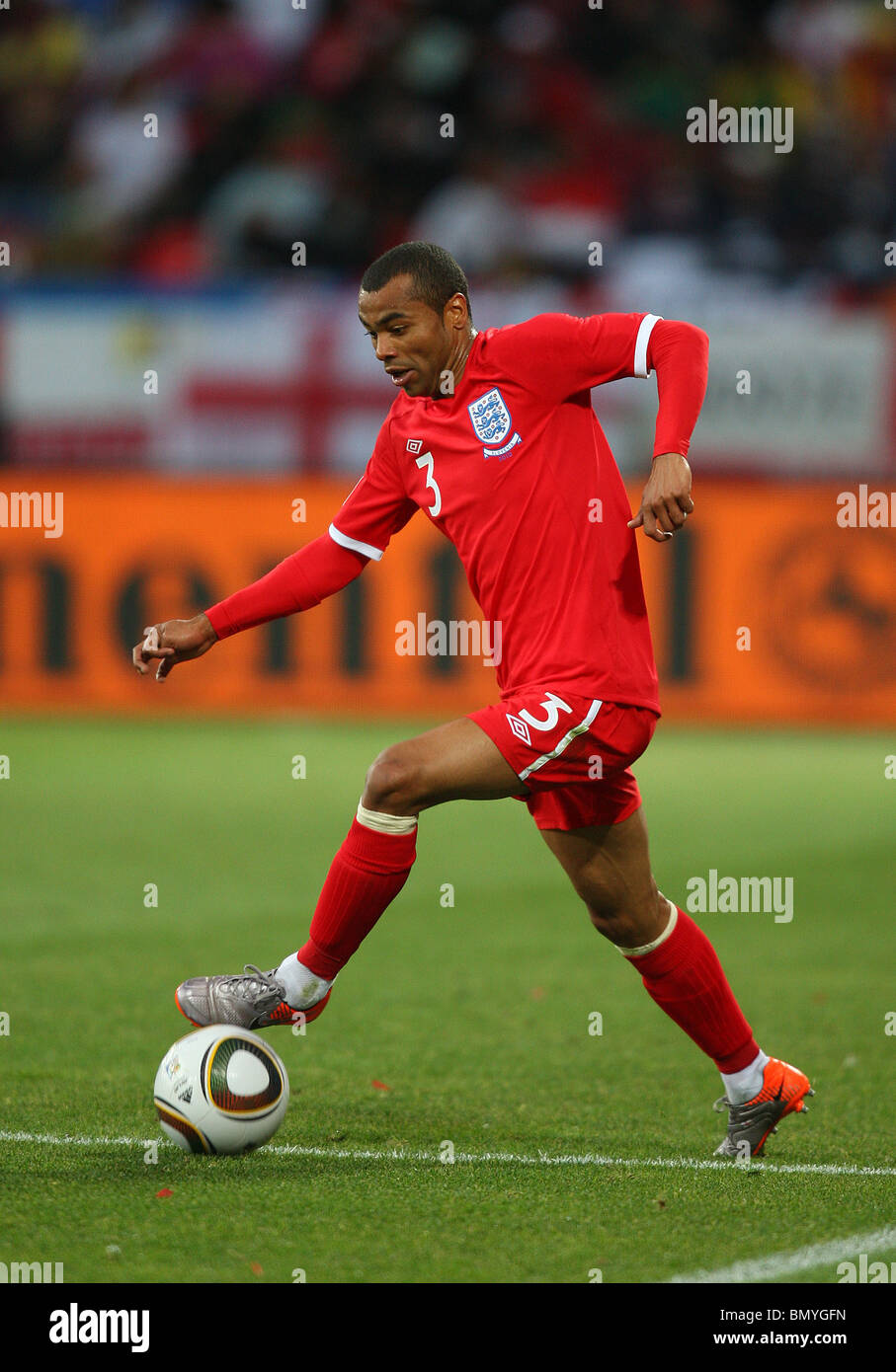 ASHLEY COLE SLOVÉNIE V ANGLETERRE NELSON MANDELA BAY STADIUM PORT ELIZABETH AFRIQUE DU SUD 23 Juin 2010 Banque D'Images