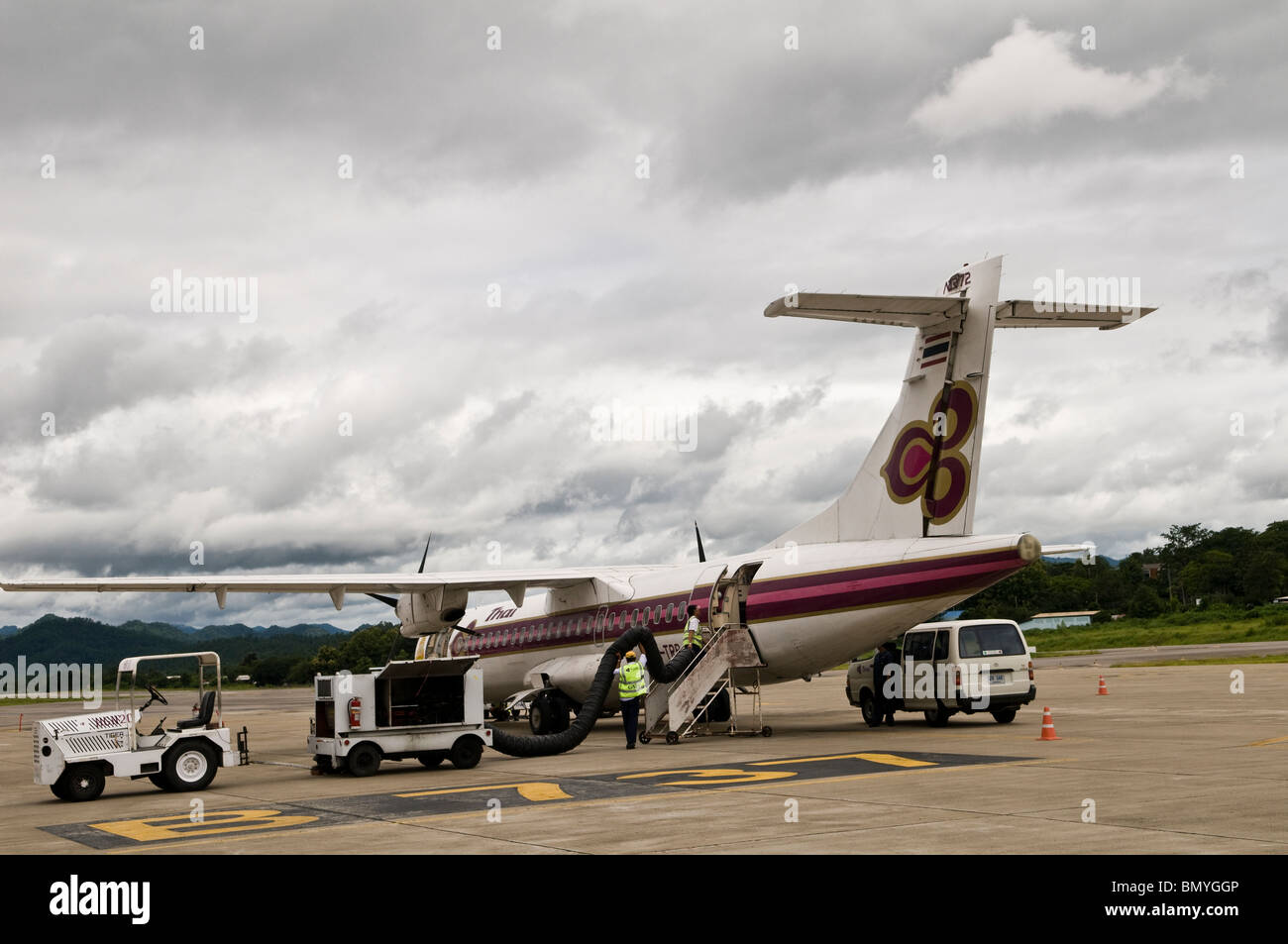 Un petit Thai airways avion sur la piste dans le nord de la Thaïlande. Banque D'Images