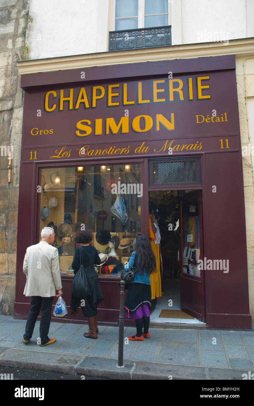 Chapellerie Simon boutique vendant des chapeaux et autres accessoires, le  quartier du Marais centre de Paris France Europe Photo Stock - Alamy