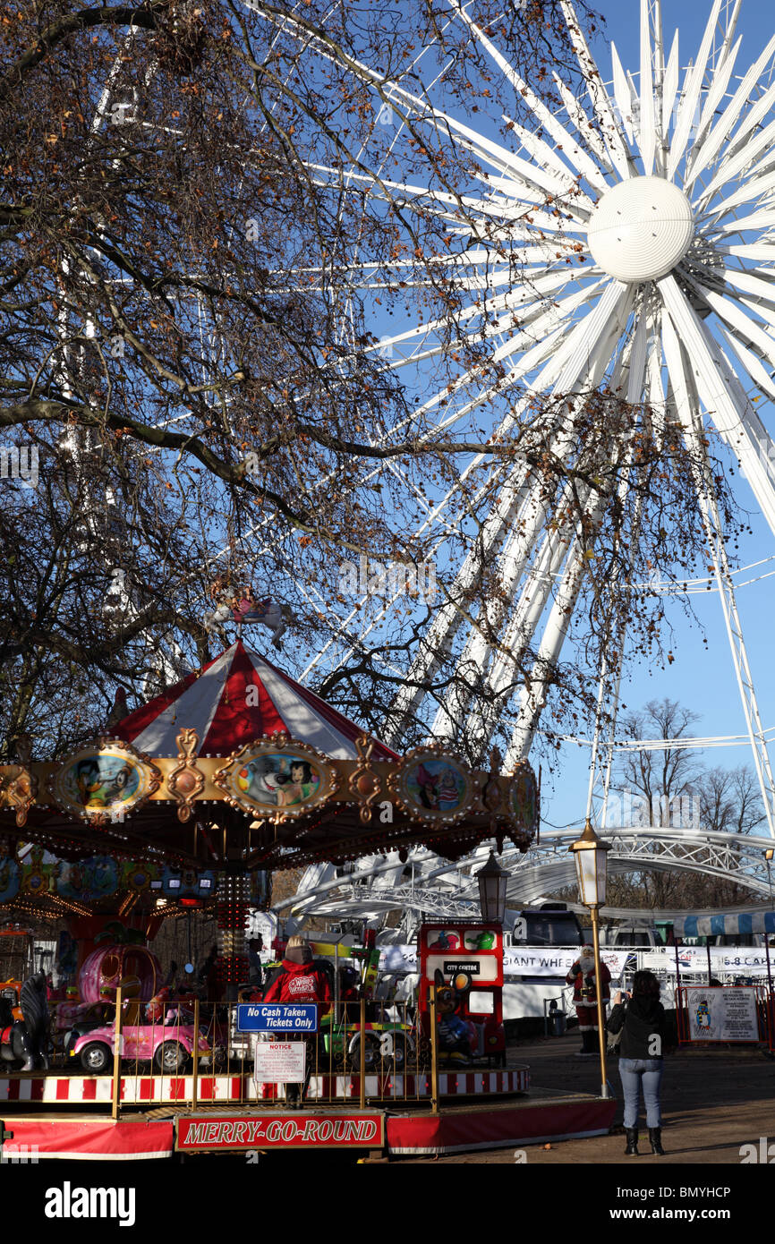 Vue de la grande roue et les ronds-points aux Winter Wonderland, Hyde Park Corner, London, sw1 Banque D'Images