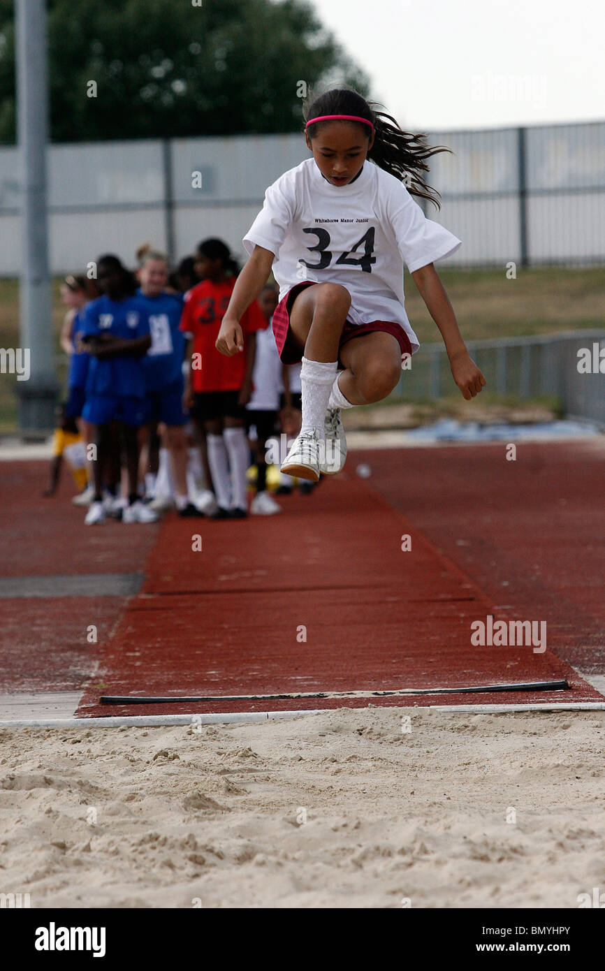 11-12 ans la concurrence dans l'école primaire de Croydon' championnats mondiaux d'athlétisme à Croydon Arena Banque D'Images