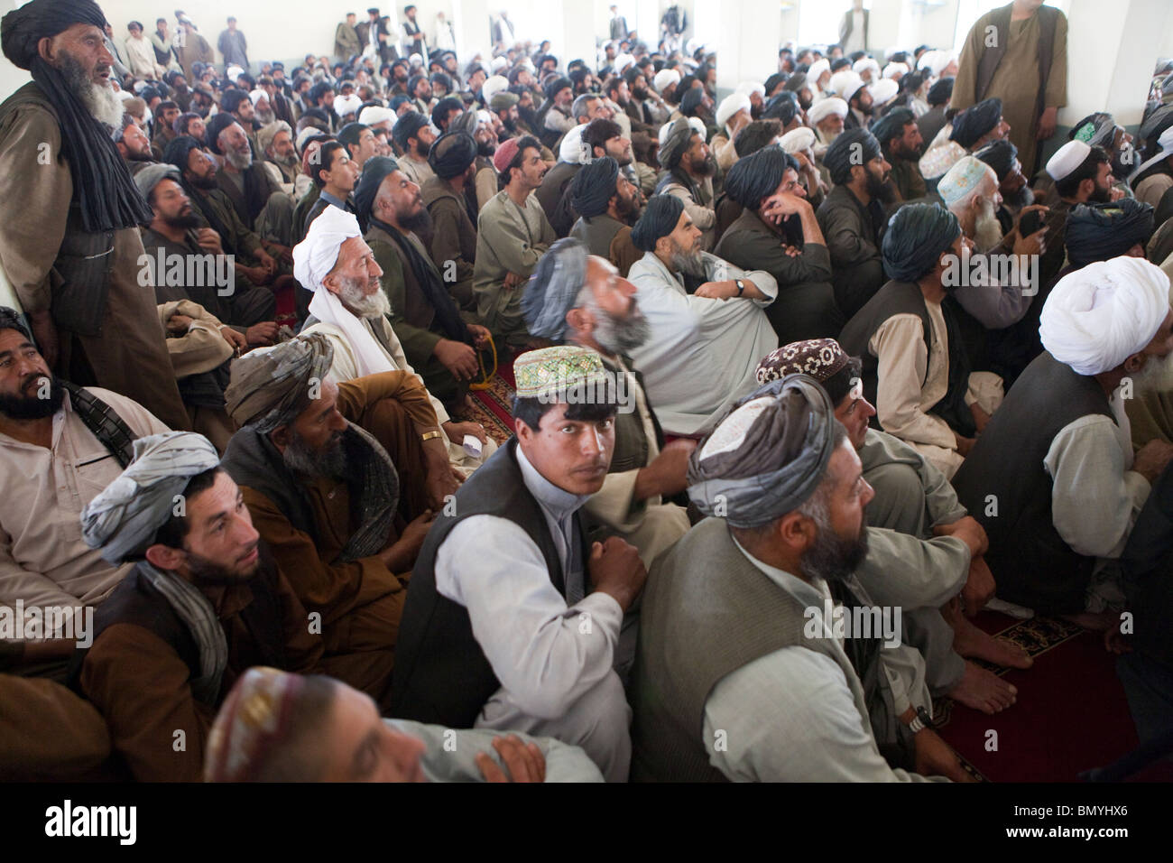Pashtun visiter la mosquée de vendredi à prier dans l'Uruzgan, Afghanistan Banque D'Images