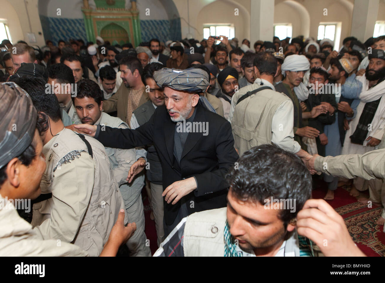 Pashtun visiter la mosquée de vendredi à prier dans l'Uruzgan, Afghanistan Banque D'Images
